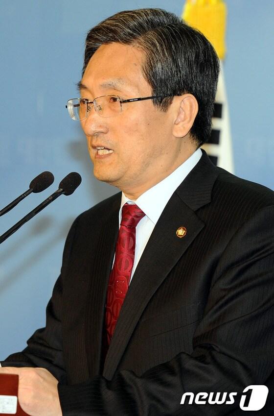 본문 이미지 - 민주통합당 노영민 원내수석부대표가 20일 오후 국회 정론관에서 국회선진화법 관련 브리핑을 하고 있다. 2012.4.20/뉴스1 © News1 이광호 기자