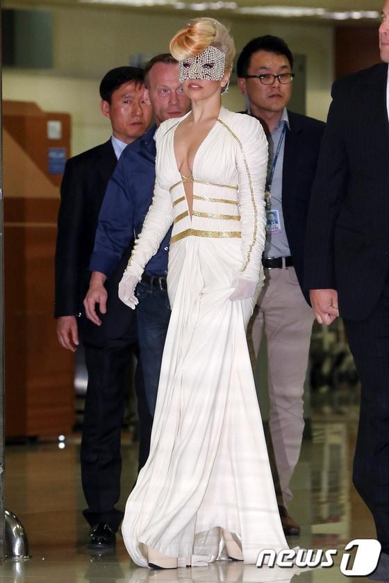 본문 이미지 - 월드투어 내한공연을 위해 한국을 찾은 레이디 가가가 20일 오후 서울 김포공항을 통해 입국하고 있다. 2012.4.20 뉴스1/머니투데이 © News1 이기범 기자