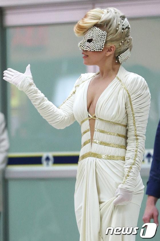 본문 이미지 - 월드투어 내한공연을 위해 한국을 찾은 레이디 가가가 20일 오후 서울 김포공항을 통해 입국하고 있다. 2012.4.20 뉴스1/머니투데이 © News1 이기범 기자