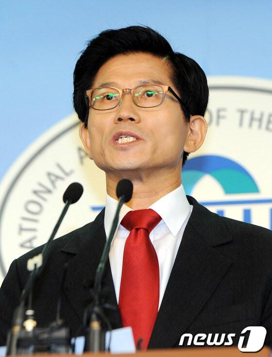 본문 이미지 - 김문수 경기도지사가 22일 오전 서울 여의도 국회 정론관에서 새누리당 제18대 대선후보 경선 출마를 선언하고 있다. © News1 양동욱 기자