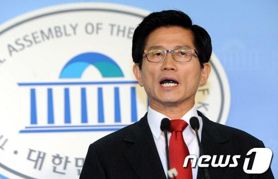 본문 이미지 - 김문수 경기도지사가 22일 오전 서울 여의도 국회 정론관에서 새누리당 제18대 대선후보 경선 출마를 선언하고 있다. © News1 양동욱 기자