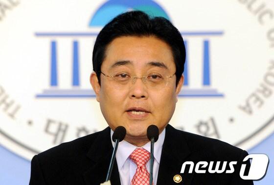 본문 이미지 - 민주통합당 원내대표 경선 출마를 선언한 전병헌 의원이 22일 오전 서울 여의도 국회 정론관에서 MB실정심판 5대청문회 추진 등 19대국회 실천추진과제를 제시하고 있다. 2012.4.22/뉴스1 © News1 양동욱 기자