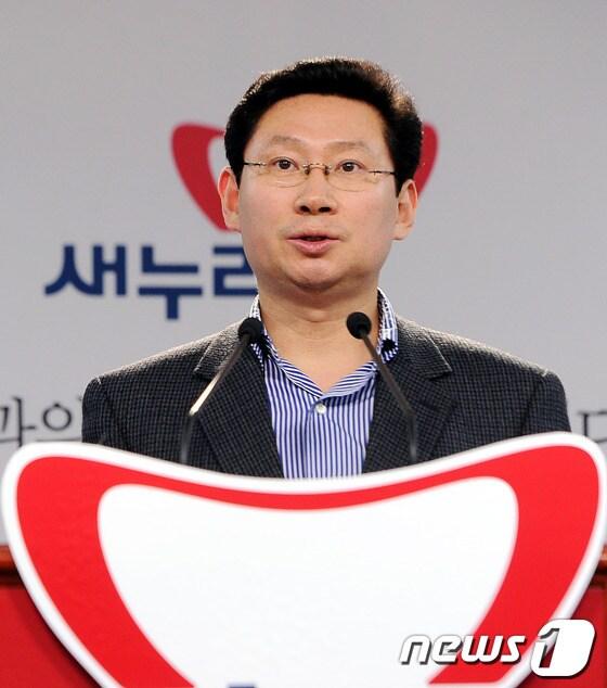 본문 이미지 - 새누리당 이상일 대변인이 22일 서울 여의도 당사에서 브리핑을 하고 있다.     2012.4.22/뉴스1 © News1 양동욱 기자