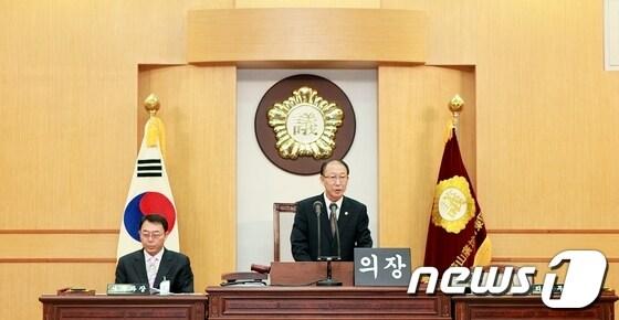 본문 이미지 - 울산 동구의회 장만복 의장이 23일 열린 제122회 임시회에서 개회사를 하고 있다. © News1 