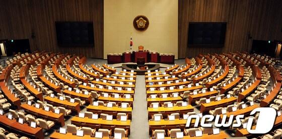 본문 이미지 - 제18대 국회 마지막 본회의를 하루 앞둔 23일 오후 서울 여의도 국회의사당 본회의장이 비어 있다. 2012.4.23/뉴스1 © News1 양동욱 기자