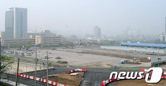 본문 이미지 - 최시중 전 방송통신위원장이 인·허가 과정에서 금품 수수 의혹을 받고 있는 복합물류단지 개발사업(양재 파이시티) 부지인 서울 양재동 옛 화물터미널 부지. 2012.4.23/뉴스1 © News1 한재호 기자