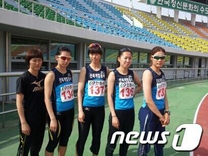 본문 이미지 - 전북개발공사 여자육상팀이 경북 안동에서 열린 16회 전국실업육상선수권대회에 출천해 대회 첫날 금메달 1개, 동메달 2개를 목에 걸며 전북 여자 육상의 희망으로 떠오르고 있다../사진제공=전북개발공사© News1 