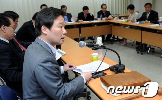 본문 이미지 - 25일 오전 서울 여의도 새누리당 서울시당에서 49차 운영위원회의에서 신지호 시당 수석 부위원장이 모두 발언을 하고 있다. 4.11총선 후 첫 회의로 당원협의회 운영위원장 선출 승인(안)과 서울시당대회 선출 전국위원 선임(안) 등 4가지 안건 처리와 시당 제반 당무와 관련한 논의 등을 벌였다. 2012.4.25 ⓒ 뉴스1