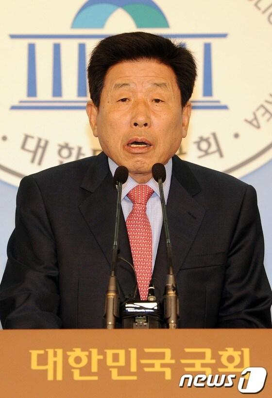 본문 이미지 - 민주통합당 유인태 19대 총선 당선자가 25일 서울 여의도 국회의사당 정론관에서 원내대표 출마선언을 하고 있다. 현재 원내대표 경선출마를 공식선언한 주자는 이낙연, 박기춘, 전병헌 의원과 유인태 당선자 등 4명이다. 2012.4.25/뉴스1 © News1 이종덕 기자