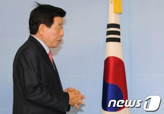 본문 이미지 - 민주통합당 유인태 19대 총선 당선자가 25일 서울 여의도 국회의사당 정론관에서 원내대표 출마선언을 하기 위해 기자회견장에 입장하고 있다. 현재 원내대표 경선출마를 공식선언한 주자는 이낙연, 박기춘, 전병헌 의원과 유인태 당선자 등 4명이다. 2012.4.25/뉴스1 © News1 이종덕 기자