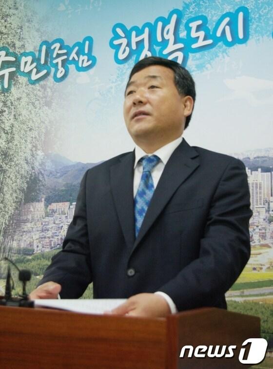 본문 이미지 - 취임 1주년을 맞은 박성민 울산 중구청장이 25일 오전 중구청 프레스센터에서 기자회견을 갖고 민선4기(5대) 1년 주요성과를 설명하고 있다. © News1 변의현 기자 