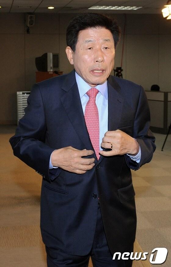 본문 이미지 - 민주통합당 유인태 19대 총선 당선자가 지난 25일 여의도 국회의사당 정론관에서 원내대표 출마선언하고 있다.  2012.4.25/뉴스1 © News1 이종덕 기자