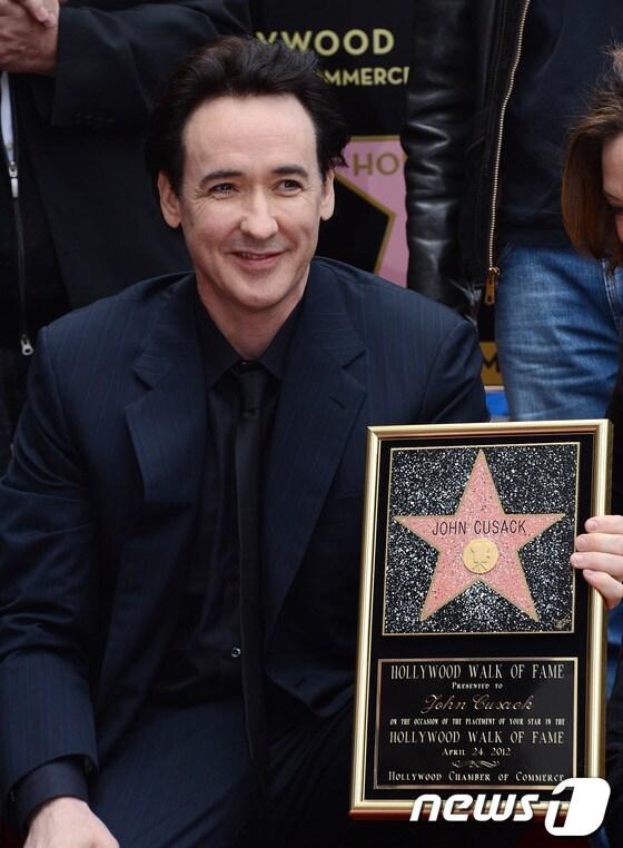 본문 이미지 - 명예의 거리에 이름 등재한 존 쿠삭 ©AFP= News1  