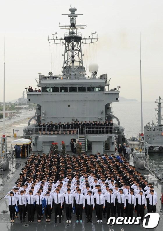 본문 이미지 - 해군교육사령부의 병영체험에 나선 대학생들이 함정훈련을 받고 있다.(해군교욱사령부 제공) © News1 
