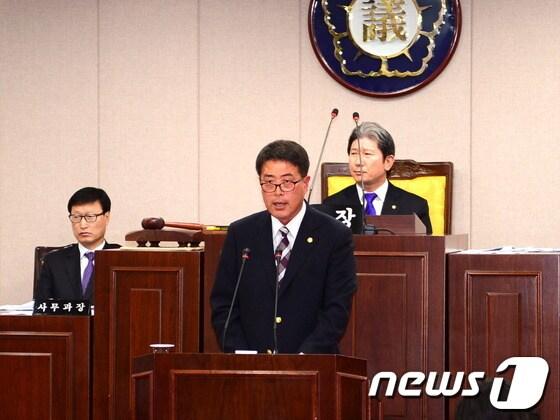 본문 이미지 - 울산시 울주군의회는 25일 열린 제128회 임시회 제1차 본회의에서 이순걸 부의장이 대표 발의한 ‘광역시 구·군의회 폐지 지방자치제도 개편안 철회 촉구 결의안’을 만장일치로 채택했다. 이순걸 부의장이 결의안을 낭독하고 있다. © News1 