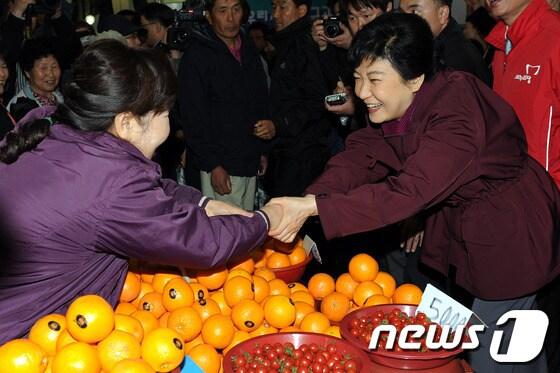 본문 이미지 - 새누리당 박근혜 비대위원장이 25일 오후 충북 청주 육거리시장을 방문해 상인과 반갑게 인사나누고 있다.2012.4.25/뉴스1 © News1 이광호 기자