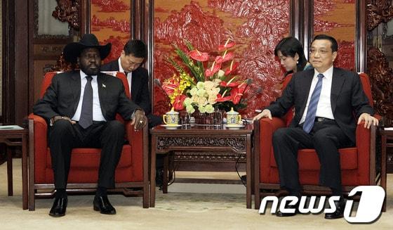 본문 이미지 - 살바 키르 남수단 대통령(좌)와 리커창 중국 부총리.© AFP=News1 