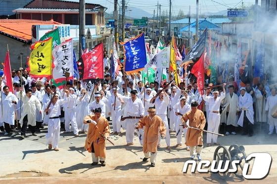 본문 이미지 - 동학농민혁명 제118주년 출정기념식이 26일 전북 고창에서 개최됐다. 참가자들이 무장읍성을 무혈입성하는 장면을 재현하고 있다./사진제공=고창군© News1 박제철 