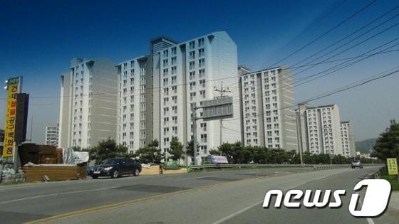 본문 이미지 - 경남 함안군 칠원면 구성리 일대에 LH공사가 건립 중인 국민임대주택. 8월 입주를 앞두고 예비 입주자들을 모집하고 있다. © News1 김동출 기자