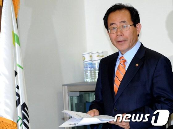 본문 이미지 - 민주통합당 김성곤 전당대회 준비위원장이 27일 오전 서울 여의도 국회 당대표실에서 열린 임시전국대의원대회 준비위원회 1차 회의에 참석하고 있다. 2012.4.27/뉴스1 © News1 박정호 기자