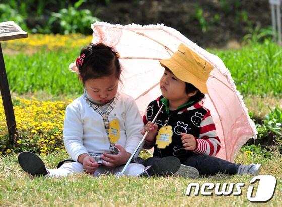 본문 이미지 - 완연한 봄 날씨를 보이는 27일 오전 서울 서초구 내곡동 꽃초롱 자연체험학습장을 찾은 어린이들이 따사운 햇살을 피하고 있다. © News1 방인권 인턴기자