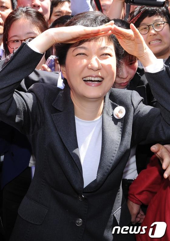 본문 이미지 - 새누리당 박근혜 비상대책위원장이 지난 달 27일 오후 부산 부전시장을 방문해 상인 및 시민들과 반갑게 인사를 나누며 손으로 햇빛을 가리고 있다.  2012.4.27/뉴스1 © News1 양동욱 기자