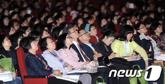 본문 이미지 - 한국대학교육협의회 주최로 열린 &#39;대입전형 기본계획 설명회&#39;에서 학부모와 학생들이 설명을 경청하고 있다. / 뉴스1 © News1 박지혜 인턴기자