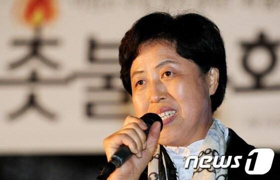 본문 이미지 - 광우병 사태로 미국산 수입 쇠고기에 대한 불안감이 확산되는 가운데 28일 서울 대한문 앞에서 열린 한대련 주최 '미국산 쇠고기 수입중단 촉구 촛불집회'에서 통합진보당 비례대표 윤금순 당선자가 발언을 하고 있다. 광우병국민대책회의와 시민·사회단체들은 다음 달 2일 '광우병 촛불집회' 4주년을 맞아 대규모 항의시위를 예고하고 있다. 2012.4.28/뉴스1 © News1 오대일 기자