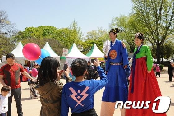 본문 이미지 - 제82회 춘향제가 열리고 있는 광한루원에서 전통혼례식이 재연되고 있다./사진=남원시청 제공© News1 