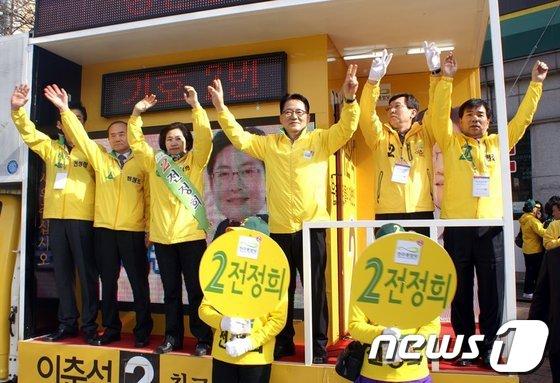 본문 이미지 - 민주통합당 익산을 전정희 후보가 유세를 벌이고 있다. © News1  