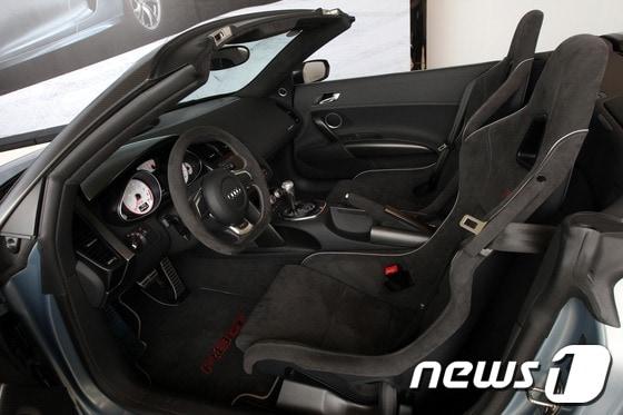 본문 이미지 - 뉴 아우디 R8 GT 스파이더. 5200cc V10 엔진 장착으로 최고출력 560마력, 제로백 3.8초, 최고속도 317km/h이다. 또 전세계 333대만 한정 생산되는 리미티드 에디션이라 국내에는 6대만 판매된다. 국내 판매가격은 3억 4,290만원(부가세 포함). 뉴스1/ © News1 방인권 인턴기자