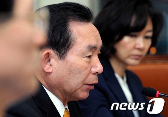 본문 이미지 - 자유선진당 이인제 비상대책위원장이 지난달 30일 서울 여의도 국회에서 열린 비상대책위원회의에서 발언하고 있다. 2012.4.30/뉴스1 © News1 박정호 기자