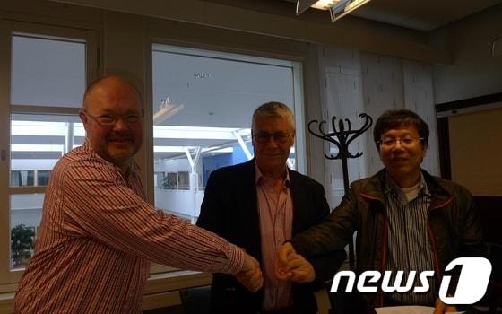 본문 이미지 - 조선대 이귀주 교수(오른쪽)가 지난 27일 스웨덴 챠머스 대학에서 세계 최대 마리나 건설 회사인 SF MARINA와 협약을 체결했다. /사진제공=조선대 © News1 