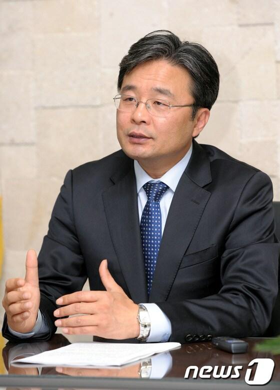 본문 이미지 - 김우영 은평구청장이 4일 오후 서울 은평구청 구청장실에서 민영뉴스통신사 뉴스1코리아와 인터뷰를 갖고 있다. © News1   이동근 인턴기자