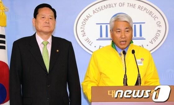 본문 이미지 - 민주통합당 비례대표 백군기 후보가 5일 서울 여의도 국회의사당 정론관에서 군 복무 정책과 공약을 발표하고 있다. 민주통합당의 주요 군복무 정책은 군 의료서비스 확대·사병 사회복귀지원금·참전 수당 인상·직업군인 복지 향상 등이다. 왼쪽은 서종표 의원. © News1 이종덕 기자