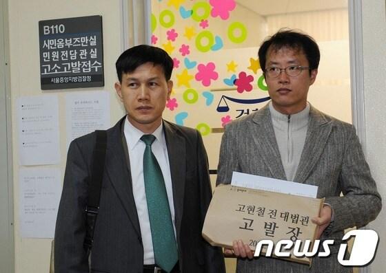 본문 이미지 - 5일 오전 참여연대 명광복 간사(오른쪽)와 정모씨가 서울 서초구 서초동 중앙지검 민원실 앞에서 고현철 전 대법관을 수임제한 위반으로 제출할 고발장을 들고있다.  © News1   최진석 인턴기자