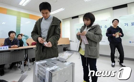본문 이미지 - 4.11 총선 부재자 투표가 시작된 5일 서울 안암동 고려대학교 4.18기념관에 마련된 투표소에서 학생들이 투표를 하고 있다. © News1 허경 기자
