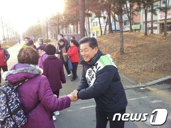 본문 이미지 - 인천 계양갑에 출마한 민주통합당 신학용 후보가 지역구 거리유세에 나서 유권자에게 악수를 청하며 지지를 호소하고 있다.© News1 