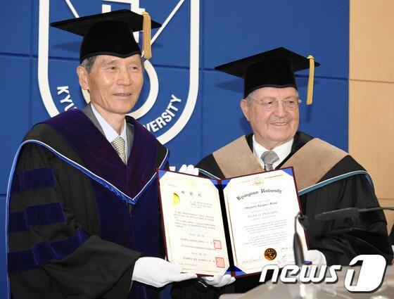 본문 이미지 - 경남대 박재규 총장으로부터 명예경영학박사학위를 수여받는 올레가리오 바스께스 라냐 회장(사진 오른쪽).© News1 