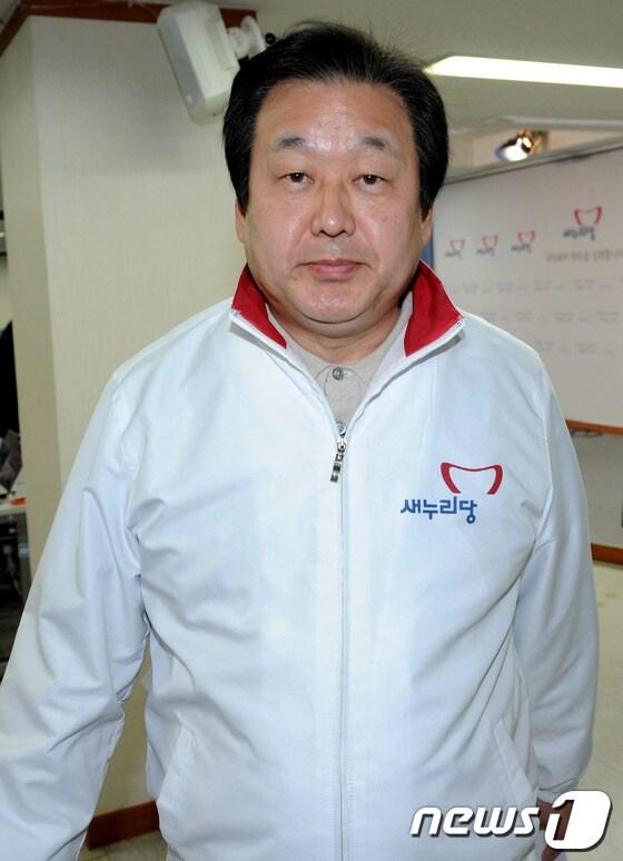 본문 이미지 - 김무성 새누리당 전 의원이 지난 4월 6일 여의도 당사 기자실에서 우파 단일화를 제안한 뒤 회견장을 떠나고 있다. 김 전 의원은 당시 