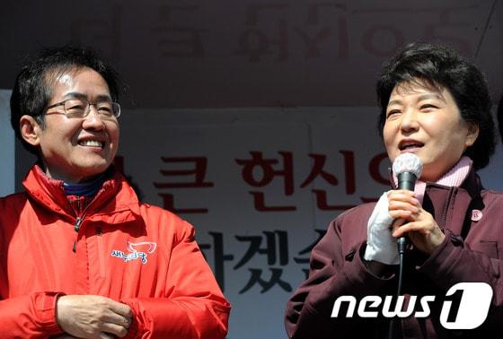 본문 이미지 - 2012년 4월 6일 당시 새누리당 박근혜 중앙선대위원장이  서울 동대문구 전농동로터리에서 동대문을 홍준표 후보 지지를 호소하고 있는 모습. ⓒ 뉴스1 DB