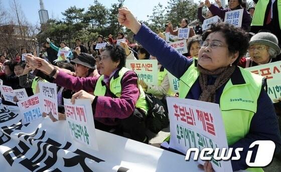 본문 이미지 - 지난해 4.11 총선을  앞둔 6일 서울 구로구 구로리 공원에서 열린 '국적회복동포 지원특별법 제정과 중국동포 처우개선 촉구 집회'에서 한국국적을 회복한 중국동포 1세들이 구호를 외치고 있다. 이들은 