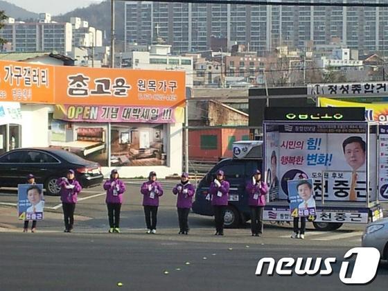 본문 이미지 - 여수 6선거구에 출마한 천중근 후보가 6일 아침 둔덕 주공 아파트 앞에서 유세전을 벌이고 있다.© News1 장봉현 기자 