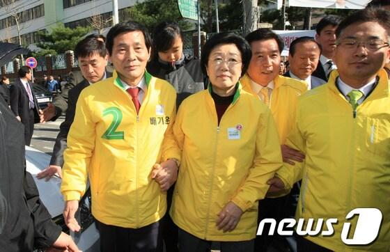 본문 이미지 - 한명숙 민주통합당 대표가 지난 6일 오후 전남 화순에서 배기운 후보의 손을 잡고 유세현장으로 이동하고 있다. © News1 김태성 기자