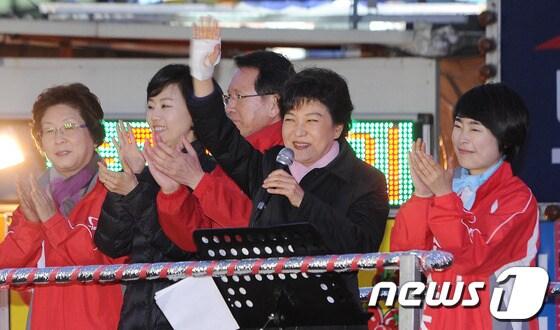 본문 이미지 - 새누리당 박근혜 당시 중앙선대위원장이 지난 4월 6일 부산 사상구에 출마한 손수조 후보&#40;오른쪽 끝&#41;의 지원유세를 펼치고 있다. 왼쪽 끝이 현영희 의원이다. © News1 양동욱 기자