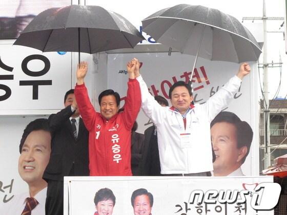 본문 이미지 - 새누리당 유승우 후보(경기 이천)가 원희룡 의원과 함께 지지를 호소하고 있다. /사진제공=유승우선본 © News1 