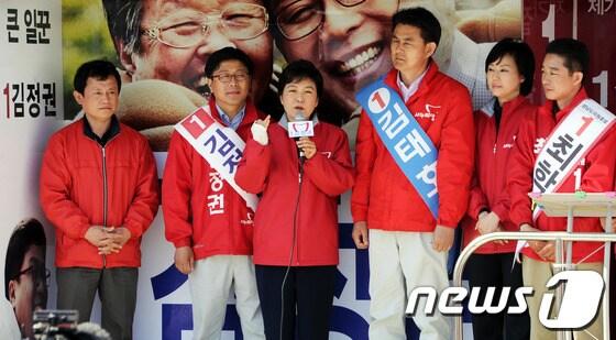 본문 이미지 - 4.11 총선 선거운동 마지막 주말을 맞은 7일 오후 새누리당 박근혜 중앙선대위원장이 경남 김해시 대성동 가야문화축제장 인근에서 김정권 후보와 김태호 후보의 지지를 호소하고 있다. 이날 민주통합당 문재인 후보(부산 사상)은 비슷한 시간, 장소에서 민홍철 후보와 김경수 후보의 지원유세를 벌였다. © News1 양동욱 기자