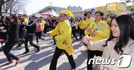 본문 이미지 - 4.11 총선 선거운동 마지막 주말을 맞은 7일 오후 민주통합당 문재인 후보(부산 사상)가 경남 김해시 대성동 가야문화축제장 인근에서 민홍철 후보와 김경수 후보의 지원유세를 음악에 맞춰 율동을 하고 있다. 이날 새누리당 박근혜 중앙선대위원장은 비슷한 시간, 장소에서 김정권 후보와 김태호 후보의 지원유세를 열었다. © News1 양동욱 기자