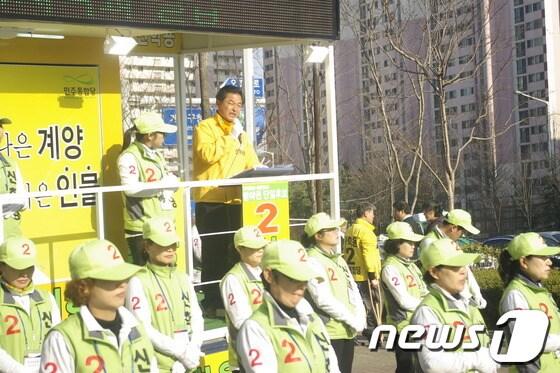 본문 이미지 - 7일 민주통합당 계양갑 신학용 후보가 작전동 이마트 앞 삼거리에서 유권자에게 지지를 호소하고 있다. © News1 