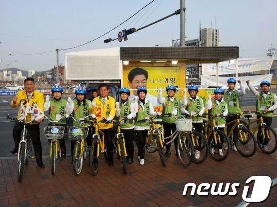 본문 이미지 - 8일 인천 계양갑 야권 단일후보인 민주통합당 신학용 의원은 4·11 총선이 3일 남은 마지막 일요일, ‘노란 자전거 유세단’꾸려 지역 내 골목을 돌며 유권자에게 막판 지지를 호소하고 나섰다.© News1 